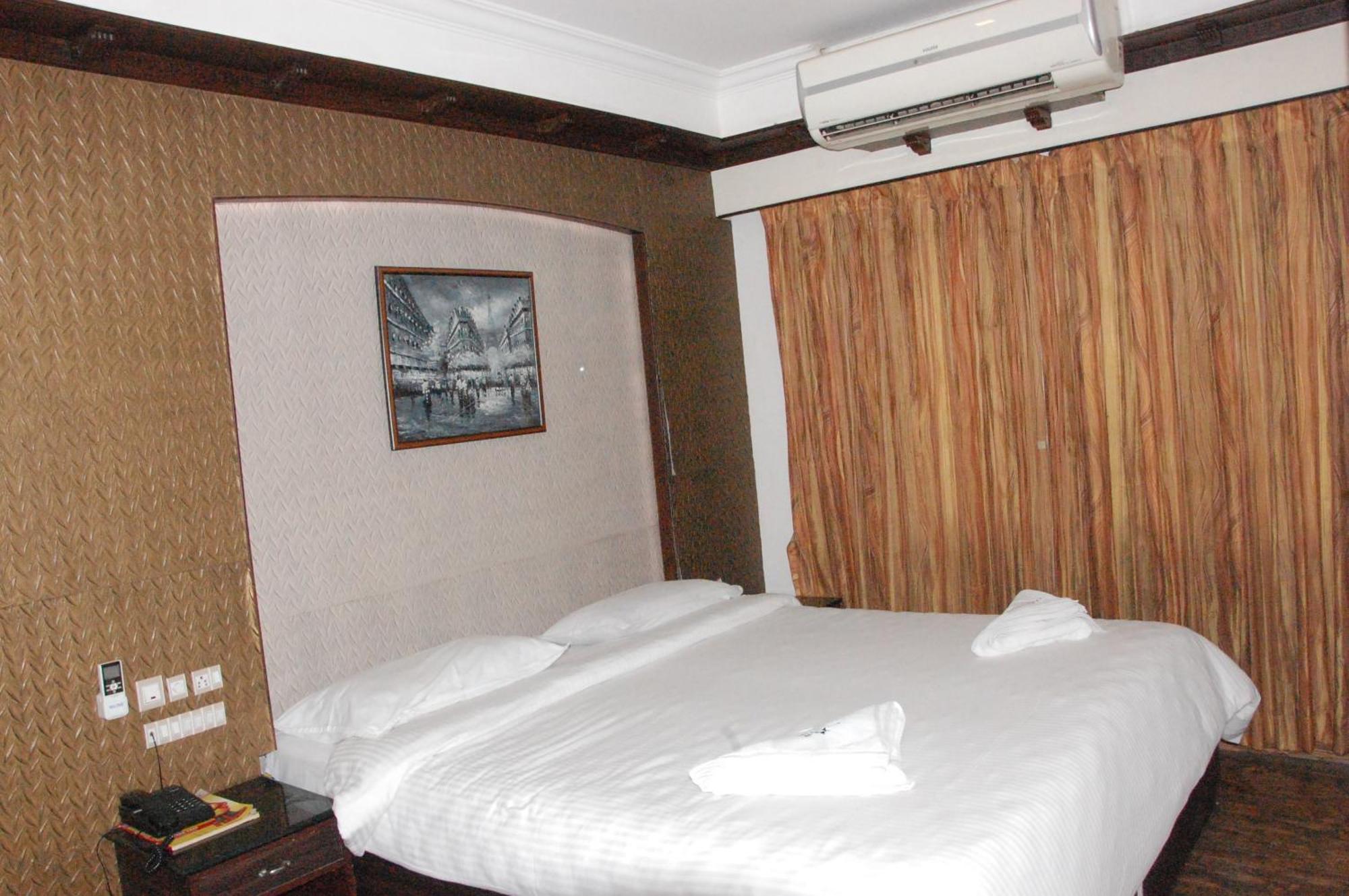 Hotel Blue Star Coimbatore Bagian luar foto